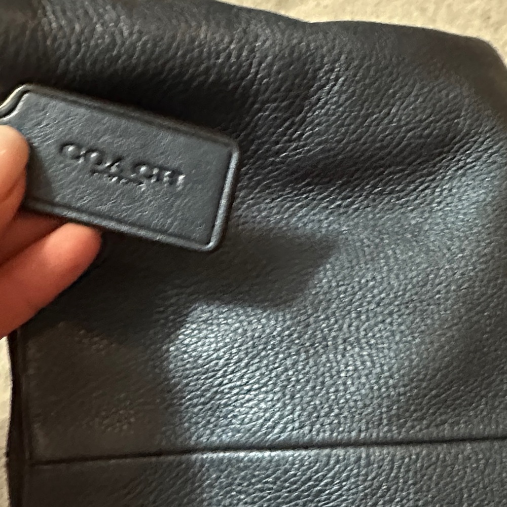 Elegant Navy Leather Shoulder Bag - Picture 2 of 8